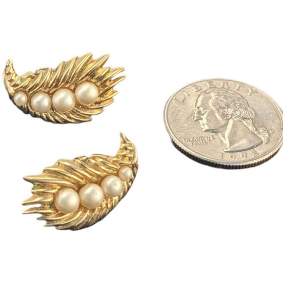Vintage Trifari Gold‎ Tone Pearl Clip-on Earrings - Picture 1 of 4